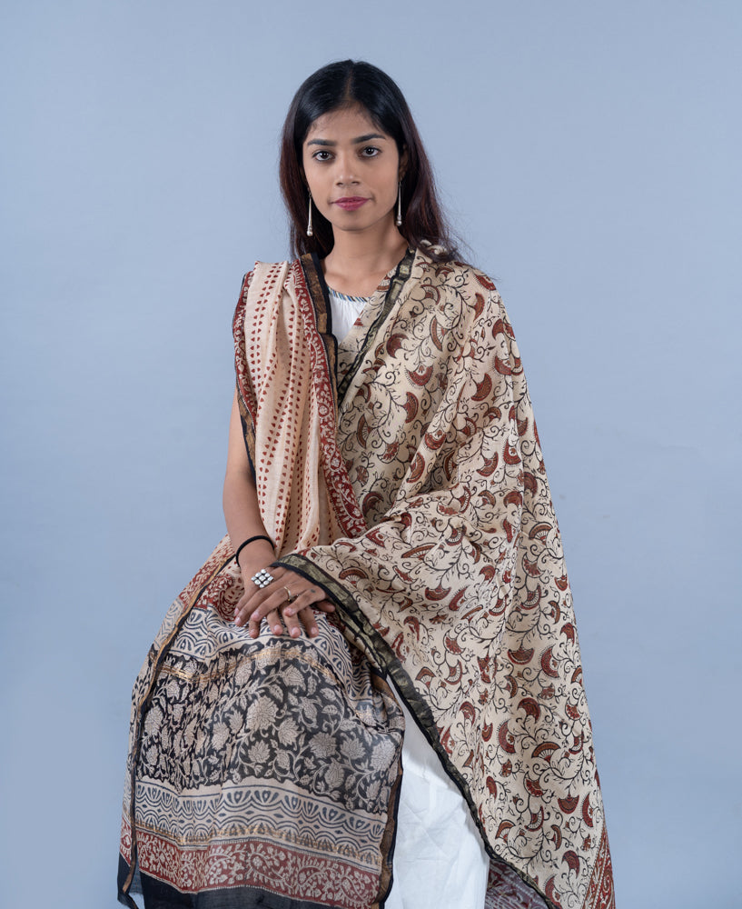 OMVAI The Phool Jaali Handloom Chanderi Silk Dupatta with Zari border