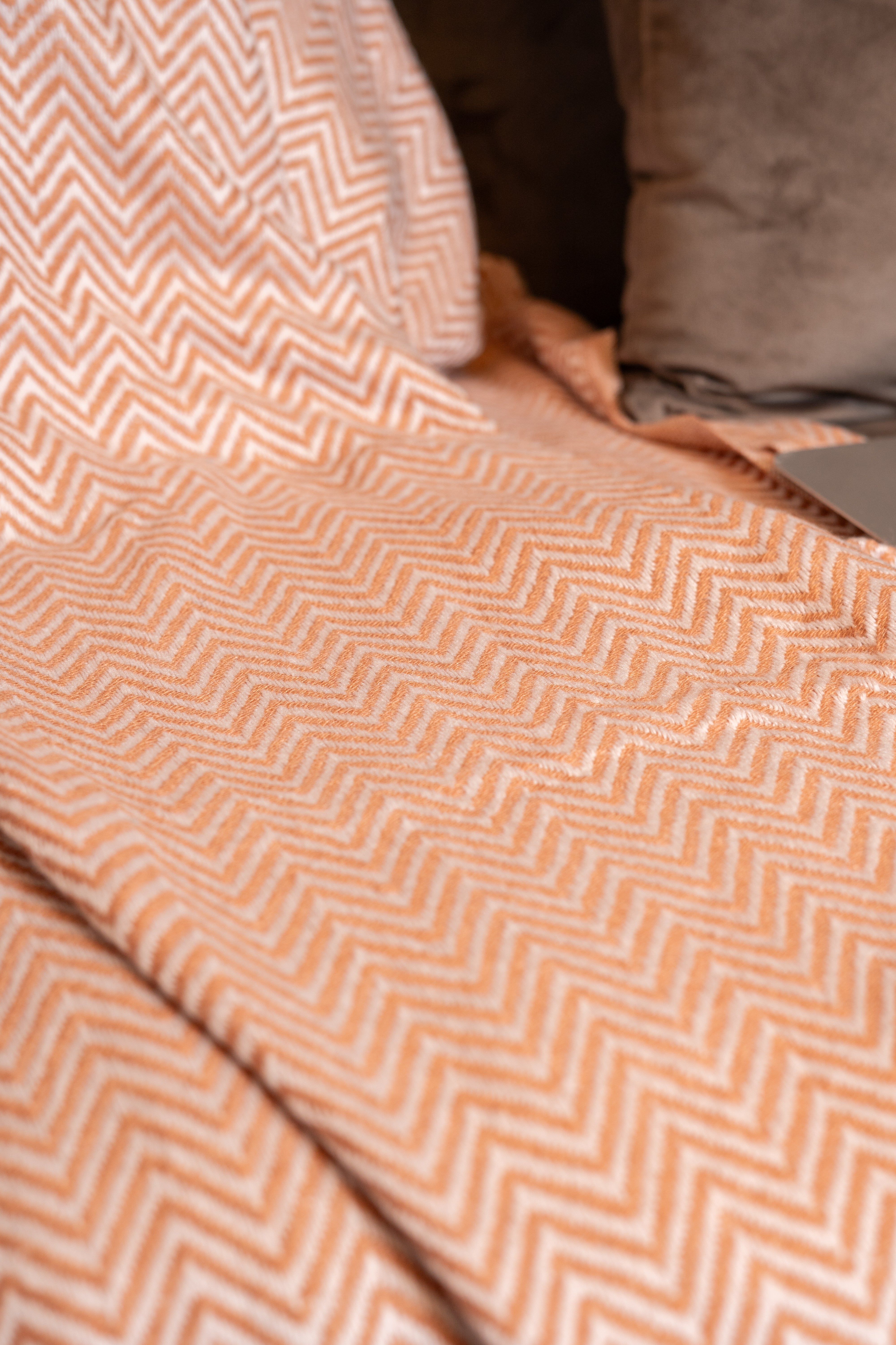 OMVAI Zig Zag Patterned Woven Throw Blanket / Comforter Caramel